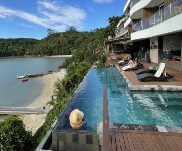 Piscina com borda infinita de frente para o mar